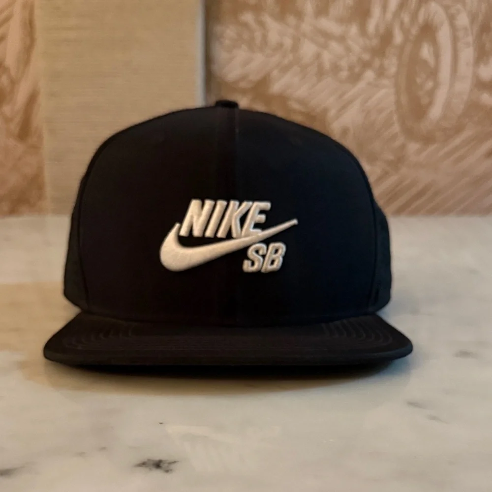 Nike SB Black Hat with White Logo - Picture 1 of 3